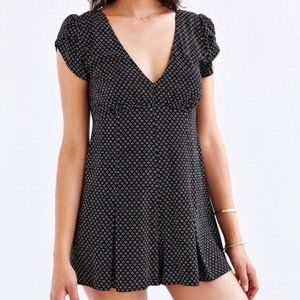 Kimchi Blue - Black v-neck pleated romper